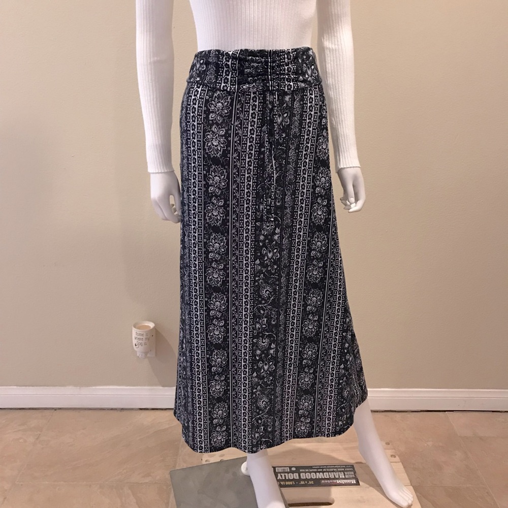 Joe B Maxi Skirt Size Small Black White Relaxed Comfort Floral Whimsy Goth Boho